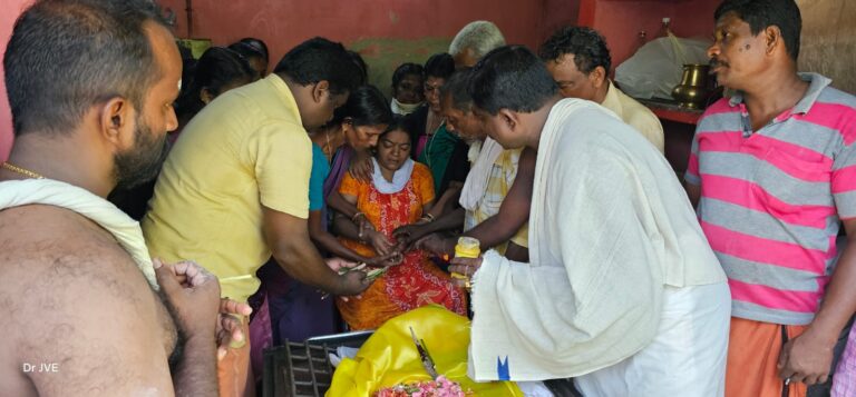 സ്ഥല പരിമിതി മൂലം അടുക്കള പൊളിച്ച്  മകൾ അമ്മയ്ക്ക് ചിത ഒരുക്കി.