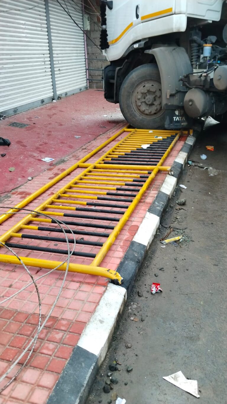 പുനലൂർ ടീ ബീ ജംഗ്ഷന് സമീപം ബോയ്സ് ഹൈസ്കൂളിന്റെ ഭാഗത്തു നിയന്ത്രണം വിട്ട് ട്രയലർ ലോറി നിരവധി ഇലക്ട്രിക് പോസ്റ്റുകൾ തകർത്തു കടയിലേക്ക് ഇടിച്ചു കയറി.