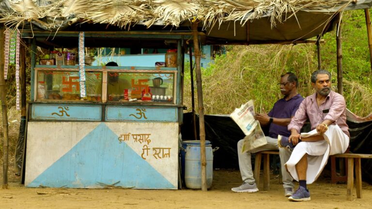 ബംഗാളി നായരുടെ ചായക്കടയിൽ വിനായകനും സുരാജും തമ്മിലിടഞ്ഞു സംഭവം തെക്ക് വടക്ക് സിനിമയിൽ .