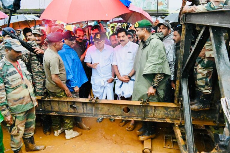 മുഖ്യമന്ത്രി പിണറായി വിജയൻ വയനാട്ടിലെത്തി വിവിധ പ്രദേശങ്ങൾ സന്ദർശിച്ചു.