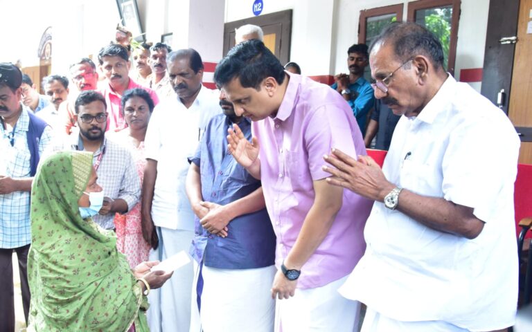 വയനാട് ദുരന്തം: മുഖ്യമന്ത്രിയുടെ ദുരിതാശ്വാസ നിധിയിലേക്ക് സഹായപ്രവാഹം.
