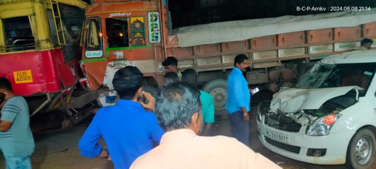 ആര്യങ്കാവിൽകാറും ലോറിയും KSRTC ബസ്സും കൂട്ടിയിടിച്ചു.
