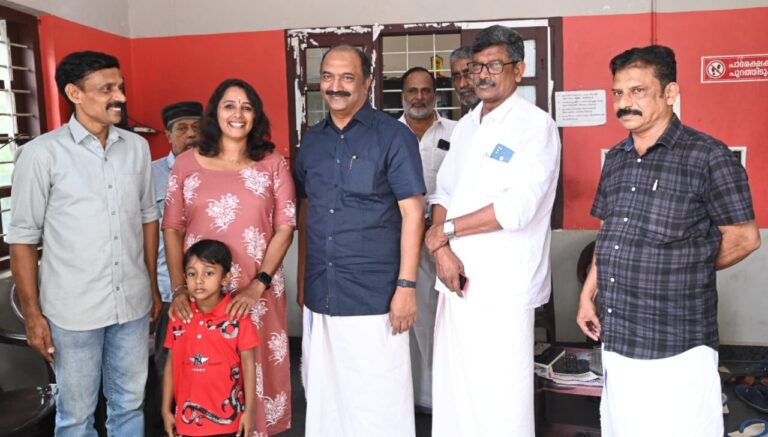 ദുരിതബാധിതർക്ക് സ്വന്തം ഭൂമി നൽകാൻ തയ്യാറായി   അജിഷ ധനമന്ത്രിയെ നേരിൽ കണ്ട് സന്നദ്ധത അറിയിച്ചു.