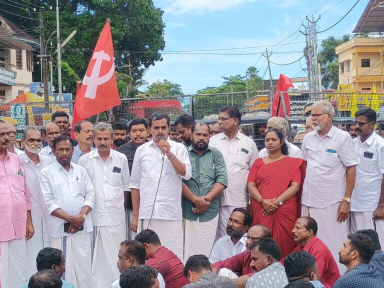CK ആശ MLA യെ അവഹേളിച്ചതിൽ പ്രതിഷേധം. പ്രവർത്തകർ വൈക്കം പൊലീസ് സ്റ്റേഷനിലേക്ക് നടത്തിയ മാർച്ചിൽ നേരിയ തോതിൽ സംഘർഷം.
