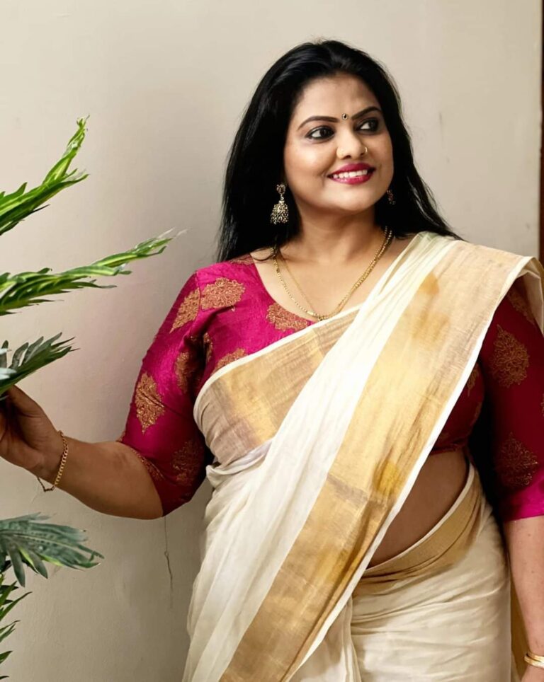 ജയസുര്യ എന്നെ സെക്രട്ടറിയേറ്റിൽ വച്ച് പുറകിലൂടെ വന്ന് കെട്ടിപ്പിടിച്ച് ചുണ്ടിൽ ചുംബിച്ചു. മിനു മുനീർ.