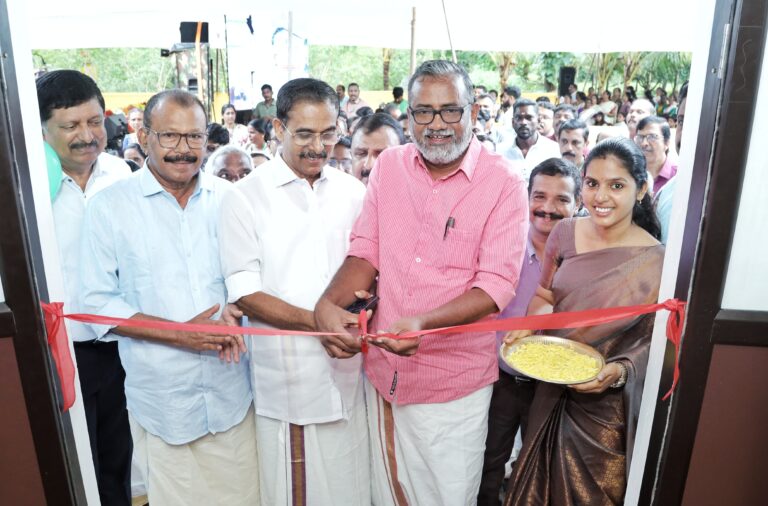 കശുമാങ്ങ പഴച്ചാർ സംസ്കരണ ഫാക്ടറി കൃഷി വകുപ്പ് മന്ത്രി പി.പ്രസാദ് ഉദ്ഘാടനം ചെയ്യുന്നു.