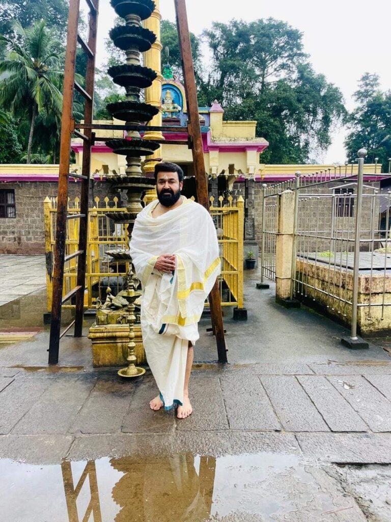 പ്രശസ്ത നടൻ മോഹൻലാൽ അച്ചൻകോവിൽ അമ്പലത്തിൽ ദർശനം നടത്തി.