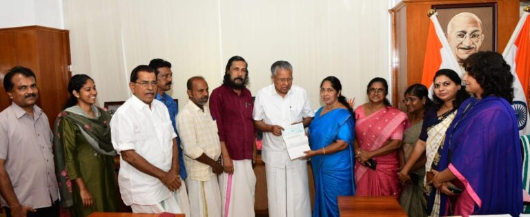 വയനാട് ദുരന്തoകൊല്ലം കോർപറേഷൻ രണ്ട് കോടി 10 ലക്ഷം മുഖ്യമന്ത്രിക്ക് കൈമാറി.