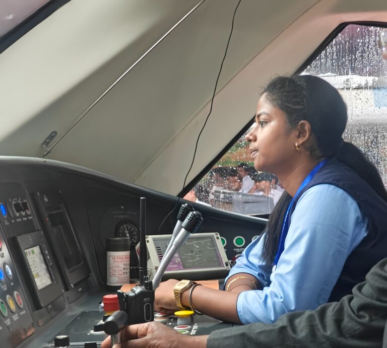 “വന്ദേ ഭാരത് എക്‌സ്പ്രസ് ട്രെയിനിൻ്റെ ഉദ്ഘാടന ഓട്ടം നയിച്ച ലോക്കോ പൈലറ്റ്:റിതിക ടിർക്കി”