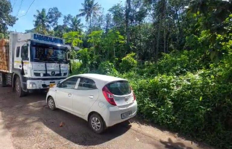 കടയ്ക്കൽ ഗ്രമപഞ്ചായത്ത് പ്രസിഡന്റ് കാർ തടിലോറിക്ക് കുറുകെ കയറ്റി വാഹനം തടഞ്ഞു.