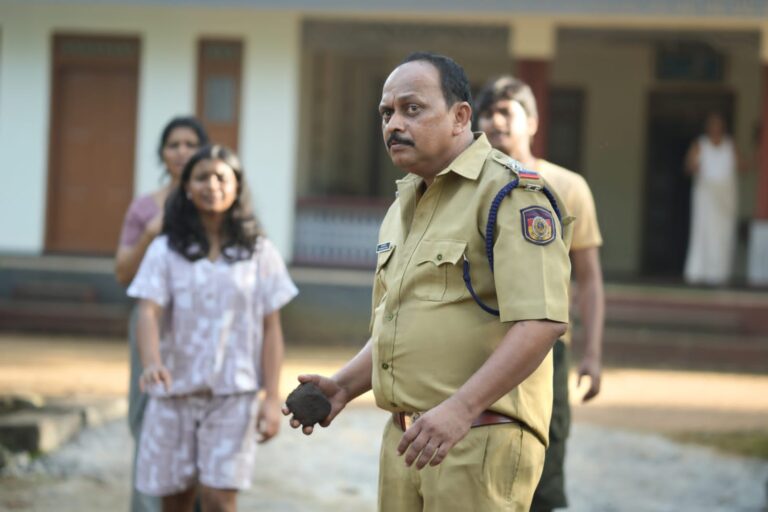 “സബ് ഇൻസ്‌പെക്ടറുടെ തൊപ്പി”  ഡിക്‌സൺ പൊടുത്താസ് നായകൻ.