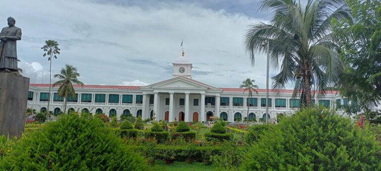 സ്വകാര്യ ഭൂമിയിൽ ചന്ദനമരങ്ങൾ വനം വകുപ്പു മുഖേന വിൽപ്പന മന്ത്രിസഭാ തീരുമാനം വ്യക്തികൾക്ക് വരുമാനം വർദ്ധിക്കും ചന്ദനമരങ്ങളും വർദ്ധിക്കും.
