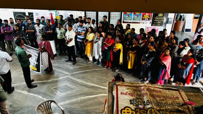സംസ്ഥാനത്ത് റവന്യൂ ജീവനക്കാർ കറുത്ത ബാഡ്ജ് ധരിച്ച് ഓഫീസിലെത്തി.