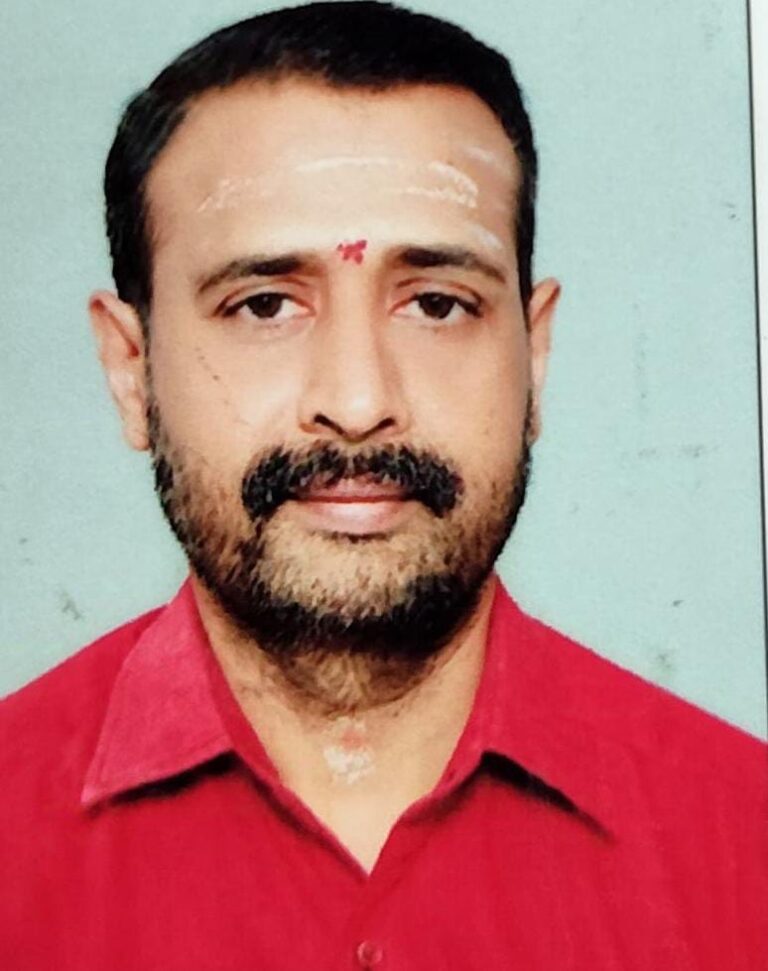 എസ് അരുൺകുമാർ നമ്പൂതിരി  നിയുക്ത ശബരിമല മേൽശാന്തി,  വാസുദേവൻ നമ്പൂതിരി.  റ്റി നിയുക്ത മാളികപ്പുറം മേൽശാന്തി.