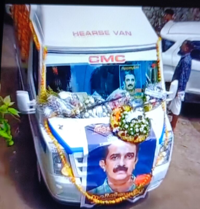 ജീവനക്കാരും പൊതുജനങ്ങളും വേദനയോടെ ഒരു നോക്കു കാണാൻ ഓടിയെത്തി