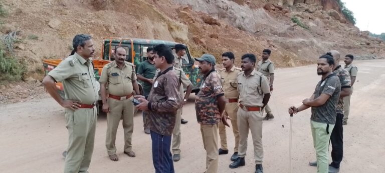 പുലിയുടെ കാല്പാടുകൾ പതിഞ്ഞ പ്രദേശത്തിൻ്റെ ചുറ്റുപാടും പുലിയുള്ളതായി സൂചന .