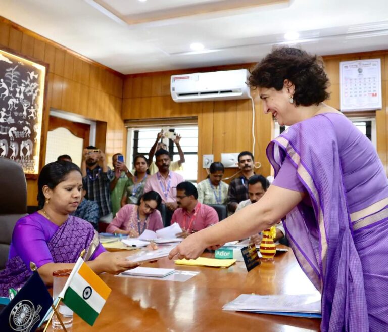 പ്രിയങ്ക ഗാന്ധി വയനാട് കളക്ടർ മുൻപാകെ നാമനിർദേശ പത്രിക സമർപ്പിച്ചു.