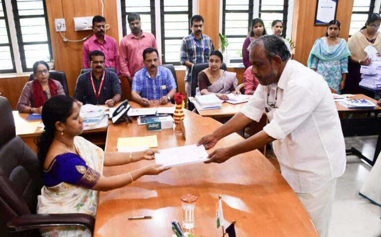 പതിനായിരങ്ങൾ പങ്കെടുത്ത പ്രകടനം കഴിഞ്ഞ്,സത്യൻ മൊകേരി  വരണാധികാരിയായ വയനാട്‌ കലക്ടർ ഡി ആർ മേഘശ്രീക്ക്‌ പത്രിക നൽകിയത്‌.