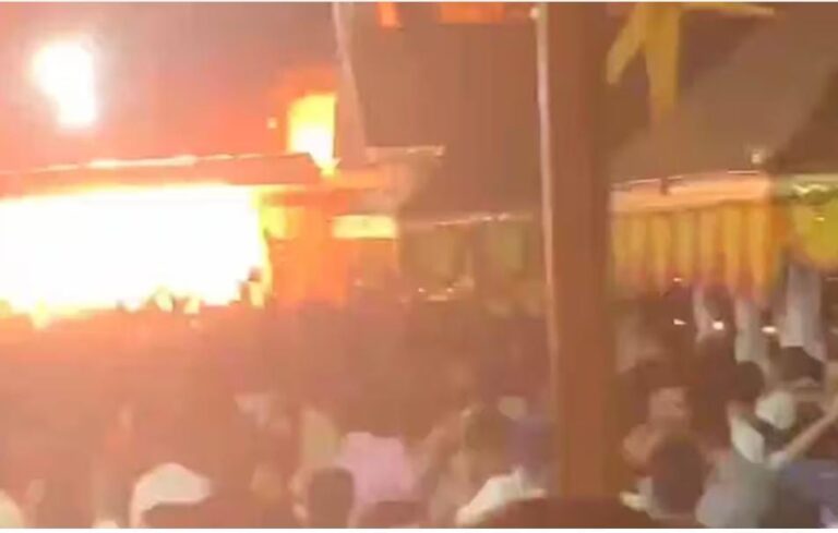 നീലേശ്വരം അഞ്ഞൂറ്റമ്പലം വീരർക്കാവിലെ കളിയാട്ടത്തിനിടെ വെടിപ്പുരക്ക് തീപിടിച്ചു. ഇക്കഴിഞ്ഞ രാത്രി പന്ത്രണ്ടരയോടെയാണ് അപകടമുണ്ടായത്.