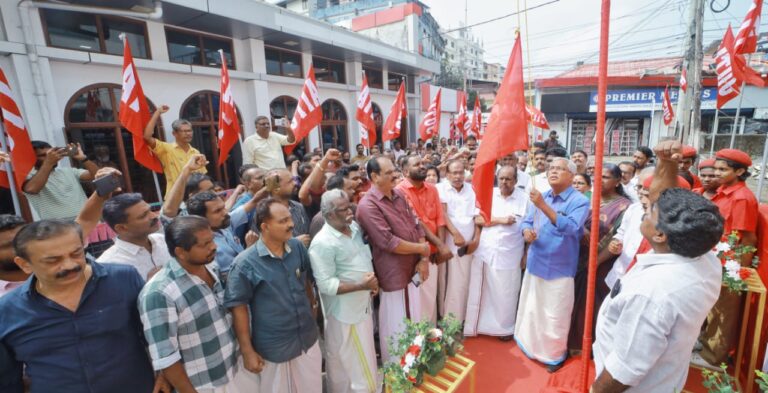 AITUC സ്ഥാപക ദിനാഘോഷത്തിന്റെയും ഗുരുദാസ് ദാസ് ഗുപ്ത അനുസ്മരണദിനത്തിന്റേയും ഭാഗമായി എഐടിയുസിദേശീയ വർക്കിംഗ് പ്രസിഡൻ്റ് ബിനോയി വിശ്വം എറണാകുളത്ത് പതാക ഉയർത്തി.