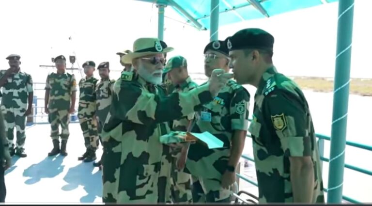 ഗുജറാത്തിലെ കച്ചിലെ ഇന്ത്യ-പാക് അതിർത്തിയിൽ വിന്യസിച്ചിരിക്കുന്ന ഇന്ത്യൻ സൈനികർക്കൊപ്പമാണ് പ്രധാനമന്ത്രി നരേന്ദ്ര മോദി വ്യാഴാഴ്ച ദീപാവലി ആഘോഷിച്ചു.