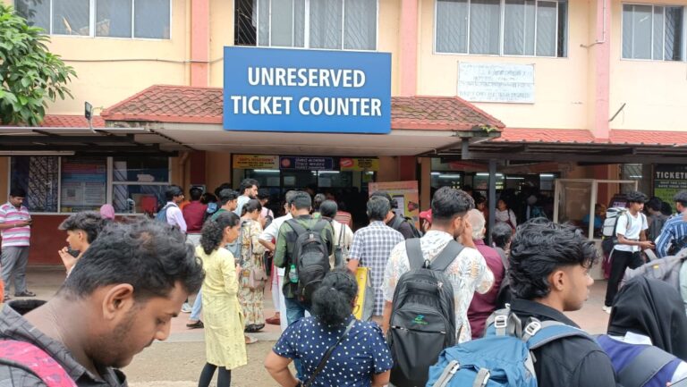 ടിക്കെറ്റെടുക്കാൻ കഴിയാതെ വലയുന്ന യാത്രക്കാർ തിരക്കു ദിവസങ്ങൾ ടിക്കറ്റ് കേന്ദ്രം ഉൽസവപ്പറമ്പ്