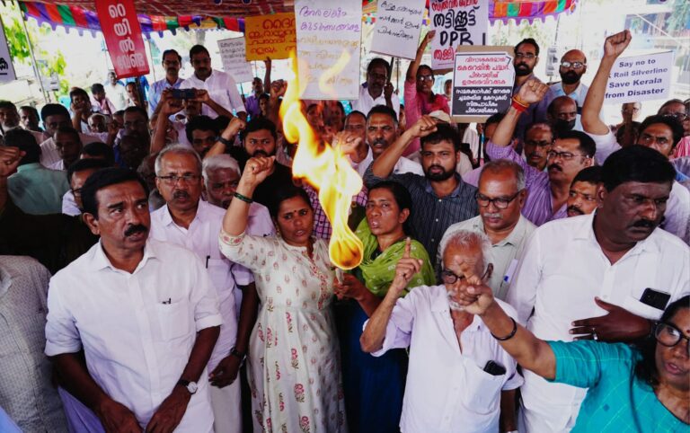 സിൽവർ ലൈൻ പദ്ധതി അനുവദിക്കില്ല, പ്രതിഷേധവുമായി സമരസമിതി  കെ റെയിൽ സാമൂഹ്യ വിരുദ്ധം: ഡോ എം പി മത്തായി  കെ റെയിൽ വിരുദ്ധസമിതി പ്രതിരോധ സംഗമം നടത്തി.