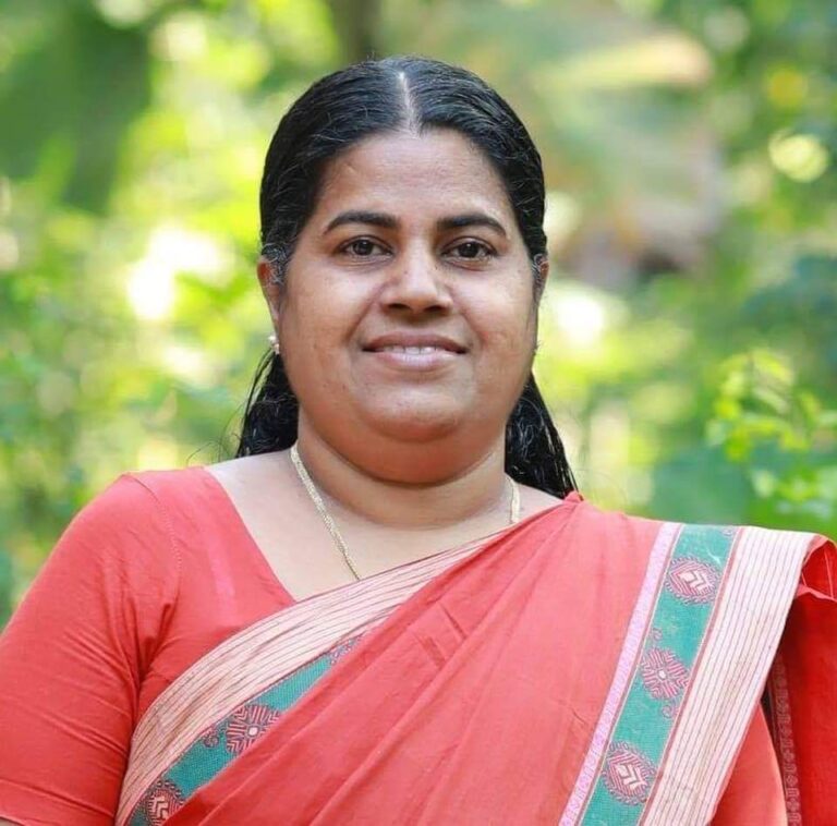 കണ്ണൂർ ജില്ലാ പഞ്ചായത്ത് പ്രസിഡന്റായി  അഡ്വ. കെ.കെ രത്നകുമാരി അധികാരമേറ്റു.