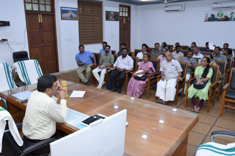 അഷ്ടമുടിയിലെ കണ്ടൽക്കാട് നീക്കം ചെയ്യൽ : കലക്ടർ റിപ്പോർട്ട്‌ തേടി