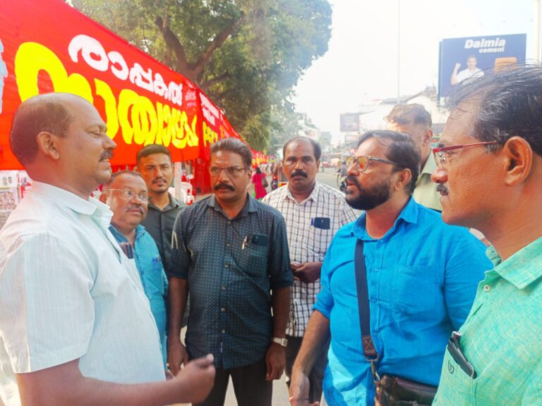 രാപ്പകൽ സത്യാഗ്രഹവുമായി ജീവനക്കാരും അധ്യാപകരും.