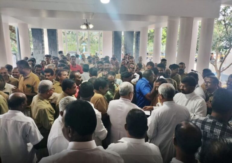 പാലയുടെ സംസ്കാരം നിങ്ങളിലൂടെ മറ്റുള്ളവർ അറിയുന്നത്,ഓട്ടോക്കാര്‍ക്ക് ക്രിസ്മസ് കേക്കു നല്‍കി മാര്‍ ജോസഫ് കല്ലറങ്ങാട്ട്.