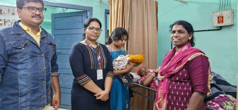 കാടിനുള്ളിൽ ജന്മം നൽകിയ കുട്ടിയെ പരിചരിച്ചജെ.പി എച്ച് എൻസുധിനയ്ക്കും നേഴ്സിംഗ് അസിസ്റ്റൻ്റ് ജാനകിയ്ക്കും ഒരു ബിഗ് സല്യൂട്ട്.