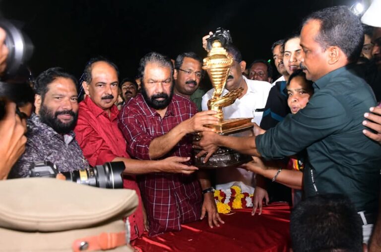 സ്കൂൾ കലോത്സവത്തിന്റെ സമ്മാനം സ്വർണ്ണ കപ്പ് മന്ത്രി വി ശിവൻകുട്ടി ഏറ്റുവാങ്ങി.