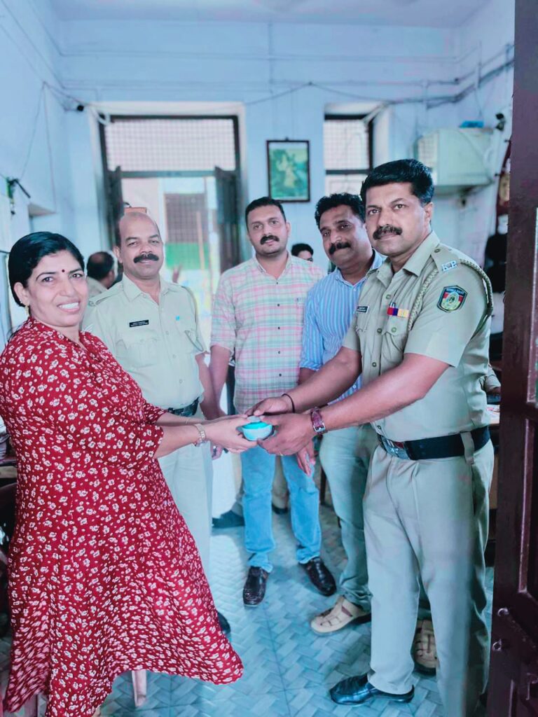 തീവണ്ടിയിൽ വെച്ച് മറന്ന പത്ത് പവൻ്റെ ആഭരണങ്ങൾ റെയിൽവേ പോലിസിൻ്റെ സന്ദർഭോജിതമായ ഇടപെടൽ കാരണം യാത്രക്കാരിയായ ഉദ്യോഗസ്ഥ ക്ക് തിരിച്ച് കിട്ടി.