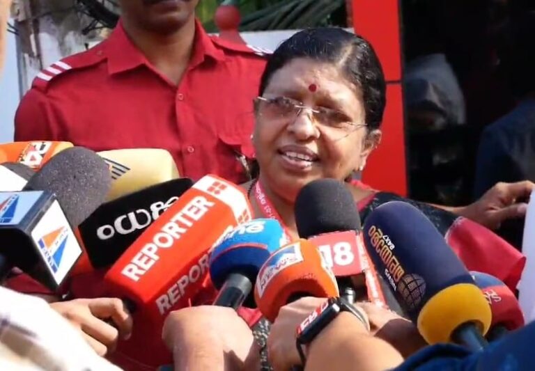 എം എൽ എ സ്ഥാനം ധാർമികതയുടെ പേരിൽ രാജിവെക്കണോ എന്ന് തീരുമാനിക്കേണ്ടത്  മുകേഷാണെന്ന് വനിതാ കമ്മീഷൻ അധ്യക്ഷ  പി സതീദേവി.സാങ്കേതികപിഴവ്,മുകേഷ് എംഎല്‍എക്ക് എതിരായ കുറ്റപത്രം മടക്കി