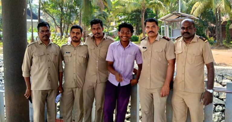 “അഴിമുഖത്ത് ബോട്ടിൽ നിന്നും  വെള്ളത്തിൽ ചാടിയ ആളെ സർക്കാർ ബോട്ട് ജീവനക്കാർ രക്ഷപ്പെടുത്തി”
