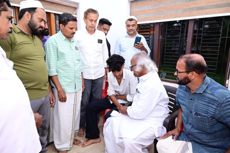 വാഹനാപകടത്തിൽ മരിച്ച ആഷികിന്റെ വീട് മന്ത്രി രാമചന്ദ്രൻ കടന്നപ്പള്ളി സന്ദർശിച്ചു.