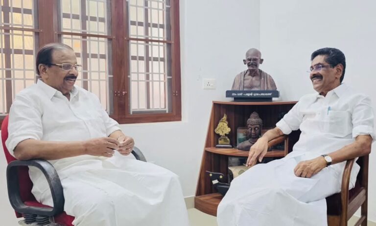 കെപിസിസി പ്രസിഡന്റ് കെ സുധാകരൻ എംപി മുല്ലപ്പള്ളി രാമചന്ദ്രനുമായിവടകരയിലെ വീട്ടിലെത്തി കൂടിക്കാഴ്ച നടത്തി.