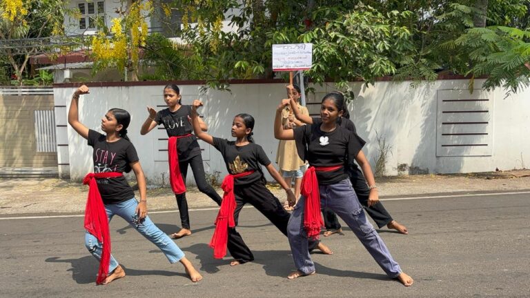 “വിദ്യാർത്ഥികൾ  ഫ്ലാഷ് മോബ് സംഘടിപ്പിച്ചു”
