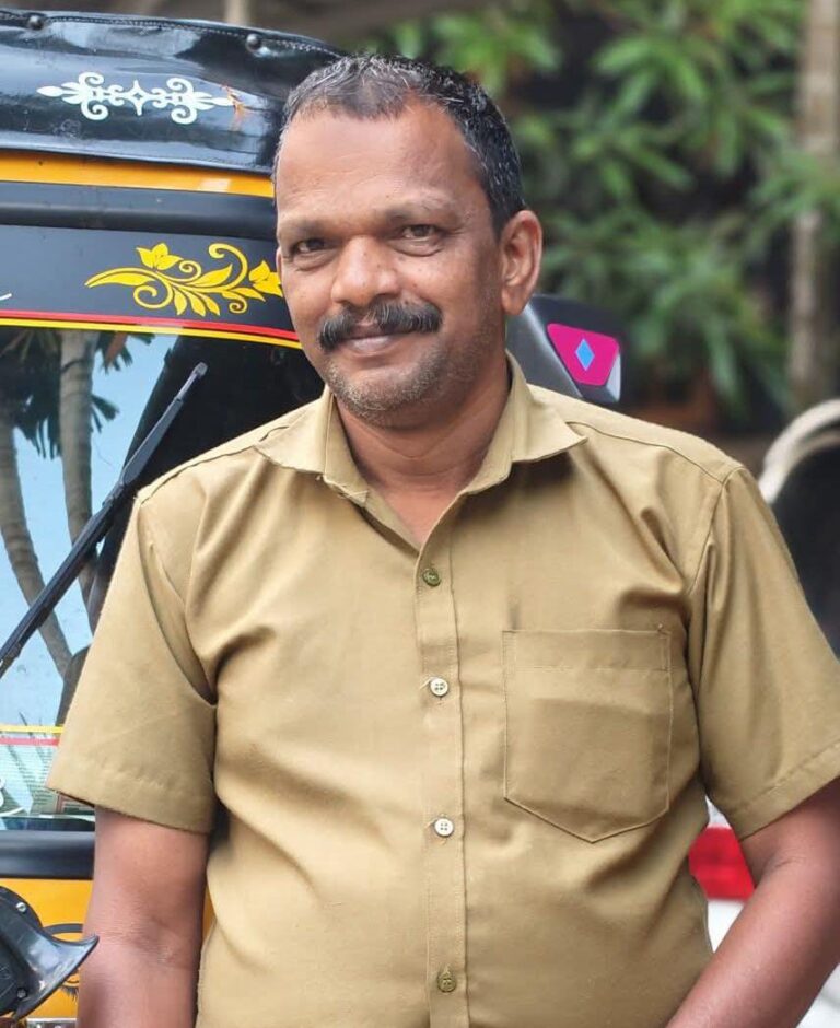 പ്രതി മറു നാടൻ തൊഴിലാളി  നാട് വിടാൻ ശ്രമിച്ചപ്പോൾ തന്ത്രപൂർവ്വം പോലീസ് സ്റ്റേഷനിൽ എത്തിച്ച ഓട്ടോ ഡ്രൈവർ കെ പി  മനോജ്‌ നാടിന്റെ അഭിമാനമായി.