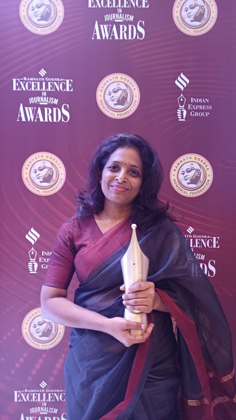 രാംനാഥ് ഗോയെങ്ക അവാർഡ്, രാഷ്ട്രപതി ദ്രൗപതി മുർമുവിൽ നിന്ന്  ജിഷ എലിസബത്ത് ഏറ്റുവാങ്ങി.