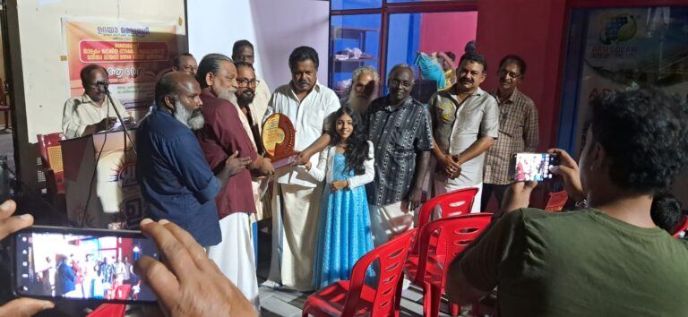 നാടകവേദി പ്രവർത്തകരെയും വനിതാ വായനാ മത്സര വിജയിയെയും ആദരിച്ചു.