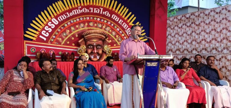 സംഘപരിവാരങ്ങളുടെ നേത്യത്വത്തിൽ ഉപനിഷത്തുകളെയും വേദങ്ങളെയും തെറ്റായി വ്യാഖ്യനിക്കുന്നു.
