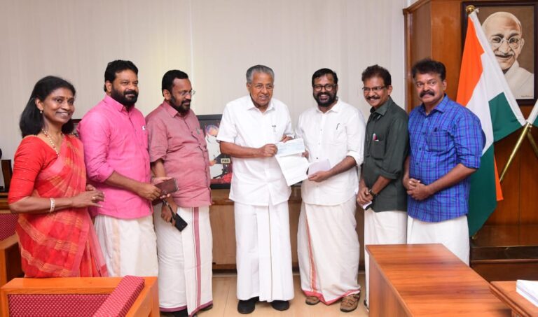 വയനാട് ദുരന്തബാധിതര്‍ക്ക് മൂന്ന് വീടുകളുടെ തുക ജോയിന്റ് കൗണ്‍സില്‍ മുഖ്യമന്ത്രിക്ക് നല്‍കി