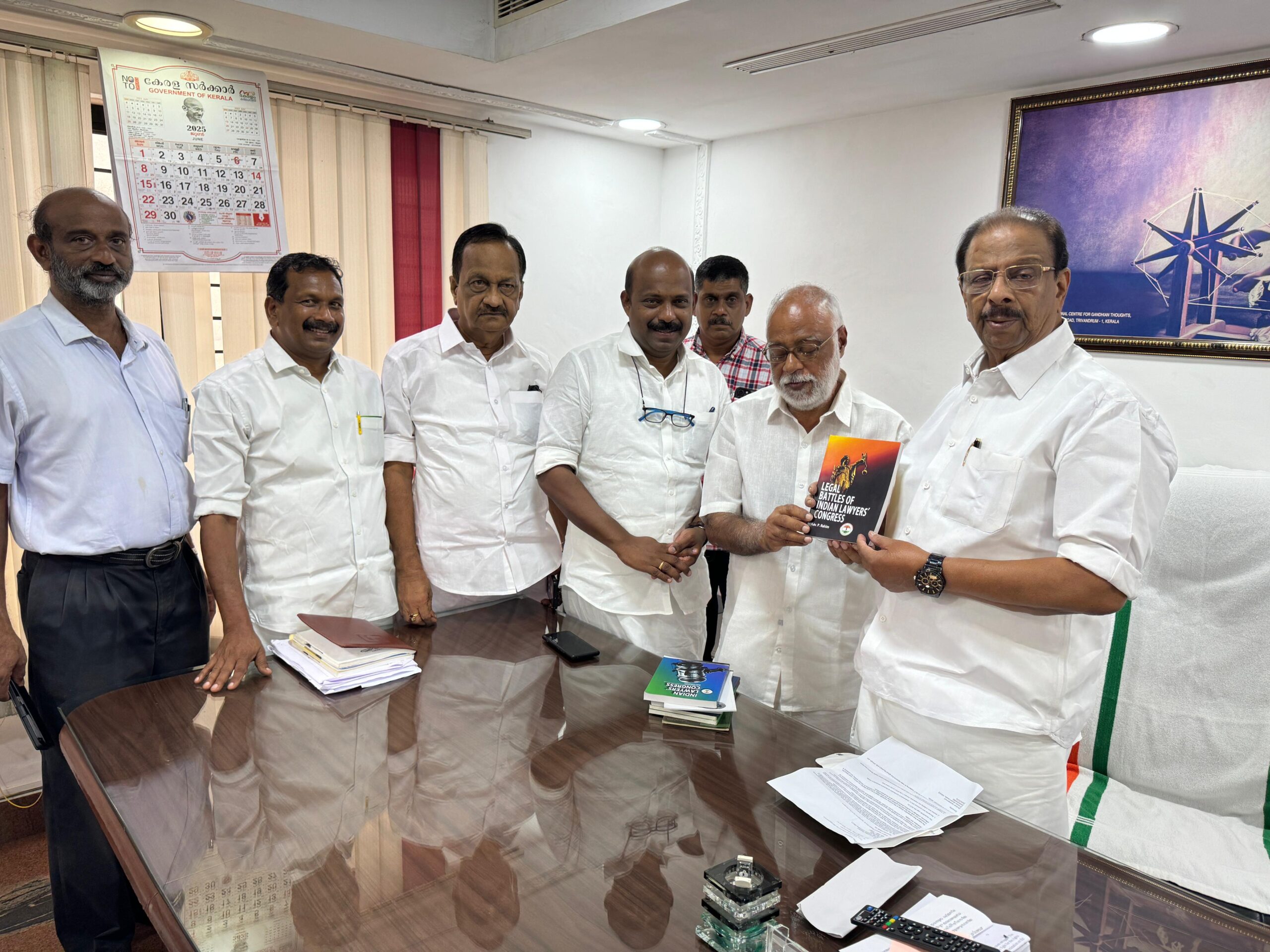 അഡ്വ പി റഹിം 101പുസ്തകങ്ങൾ പിടി തോമസ് മെമ്മോറിയൽ ലൈബ്രറിക്ക് കൈമാറി.