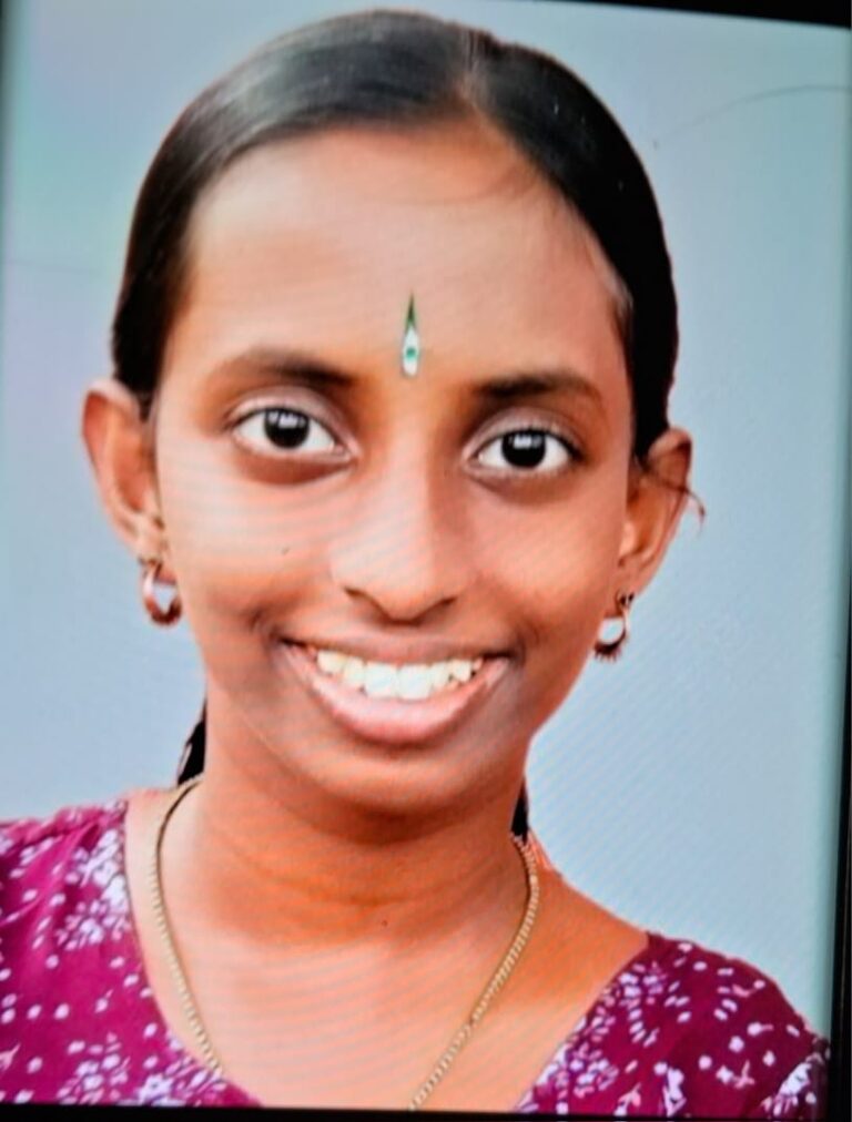 കൊട്ടാരക്കര താമരക്കുടി എസ്.വി.വി.എച്ച്.എസ്.എസിലെ വിദ്യാർത്ഥിനിയായ ഭദ്ര ഹരി എഴുതിയ ഗാനമാണ് 2025 – 26 അധ്യയനവർഷം പ്രവേശനോത്സവഗാനമായി തെരെഞ്ഞെടുത്തിരിക്കുന്നത്.