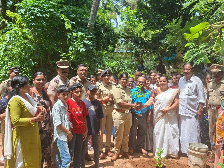 “പരിസ്ഥിതി ദിനത്തിൽ വൃക്ഷ തൈകൾ നട്ടും കുട്ടികളുമായി സംവദിച്ചും:കൊല്ലം  സിറ്റി പോലീസ് കമ്മിഷണർ”