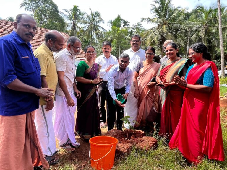നീലേശ്വരം നഗരസഭയിലെ പരുത്തിക്കാമുറി ഗവൺമെൻറ് എൽ പി സ്കൂളിൽ ലോക പരിസ്ഥിതി ദിനാഘോഷം ജില്ലാകളക്ടർ കെ ഇമ്പശേഖർ ചെടി നട്ട് ഉദ്ഘാടനം ചെയ്യുന്നു