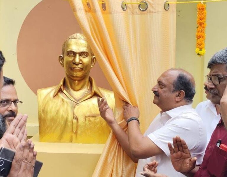 കൊട്ടാരക്കര ശ്രീധരൻ നായരുടെ അർദ്ധകായ പ്രതിമ കൊട്ടാരക്കര താലൂക്ക് ലൈബ്രറി കൗൺസിൽ ഓഫീസ് അങ്കണത്തിൽ  അനാച്ഛാദനം ചെയ്തു.