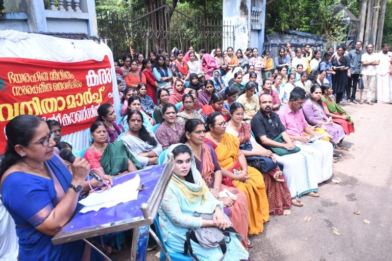 കാസറഗോഡ്  കളക്ട്രേറ്റിലേക്ക് ഭയരഹിത ജീവിതം,, സുരക്ഷിത തൊഴിലിടം എന്ന മുദ്രാവാക്യം ഉയർത്തി   കരുത്ത് – വനിതാ മാർച്ച് സംഘടിപ്പിച്ചു.
